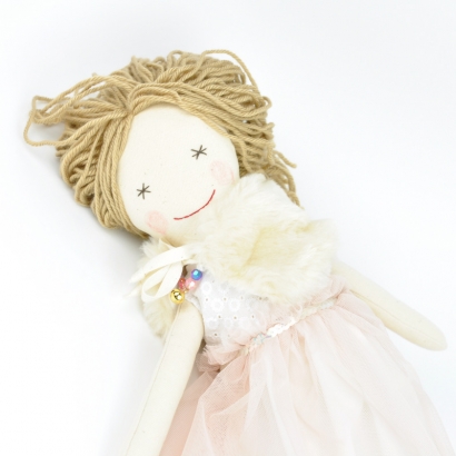 Lalka szmaciana Lisa w pudrowej tiulowej sukience